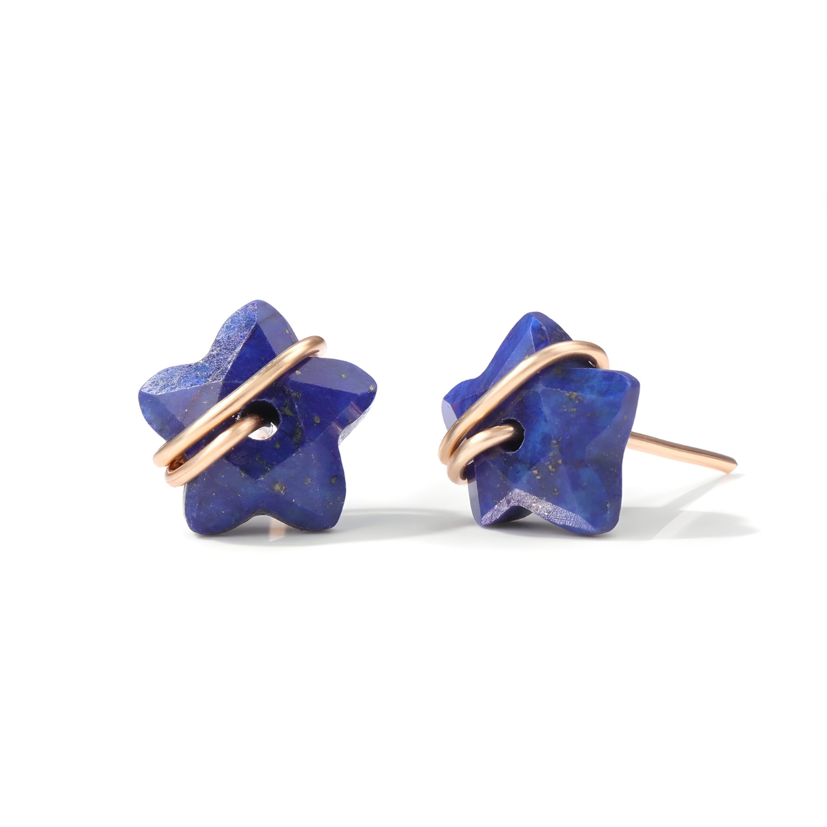 Boucles d’oreilles en forme d’étoile en lapis lazuli bleu nuit, traversées d’un anneau doré rose élégant pour une touche céleste et originale