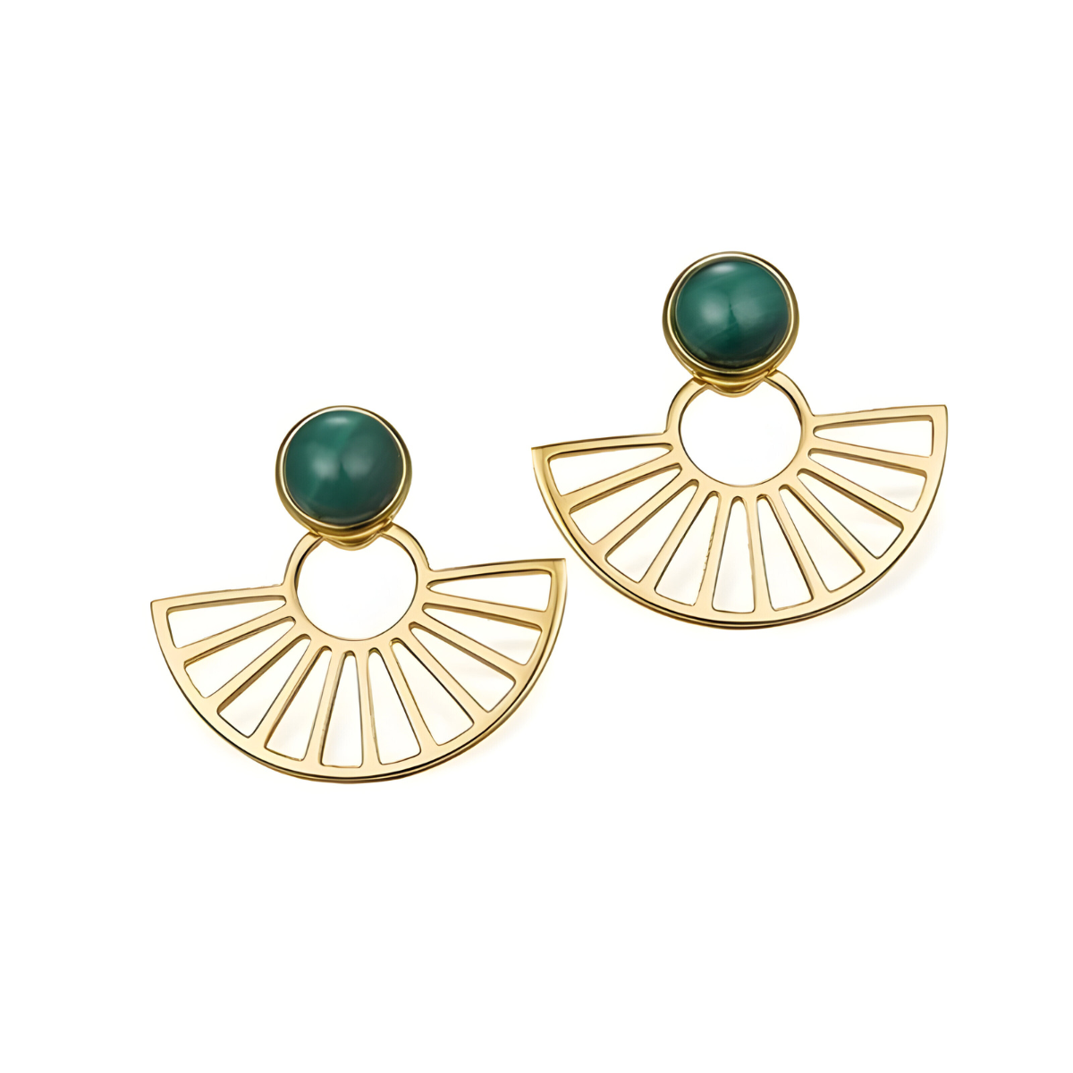 Boucles d’oreilles malachite avec pierre ronde verte montée sur éventail ajouré en métal doré au design géométrique