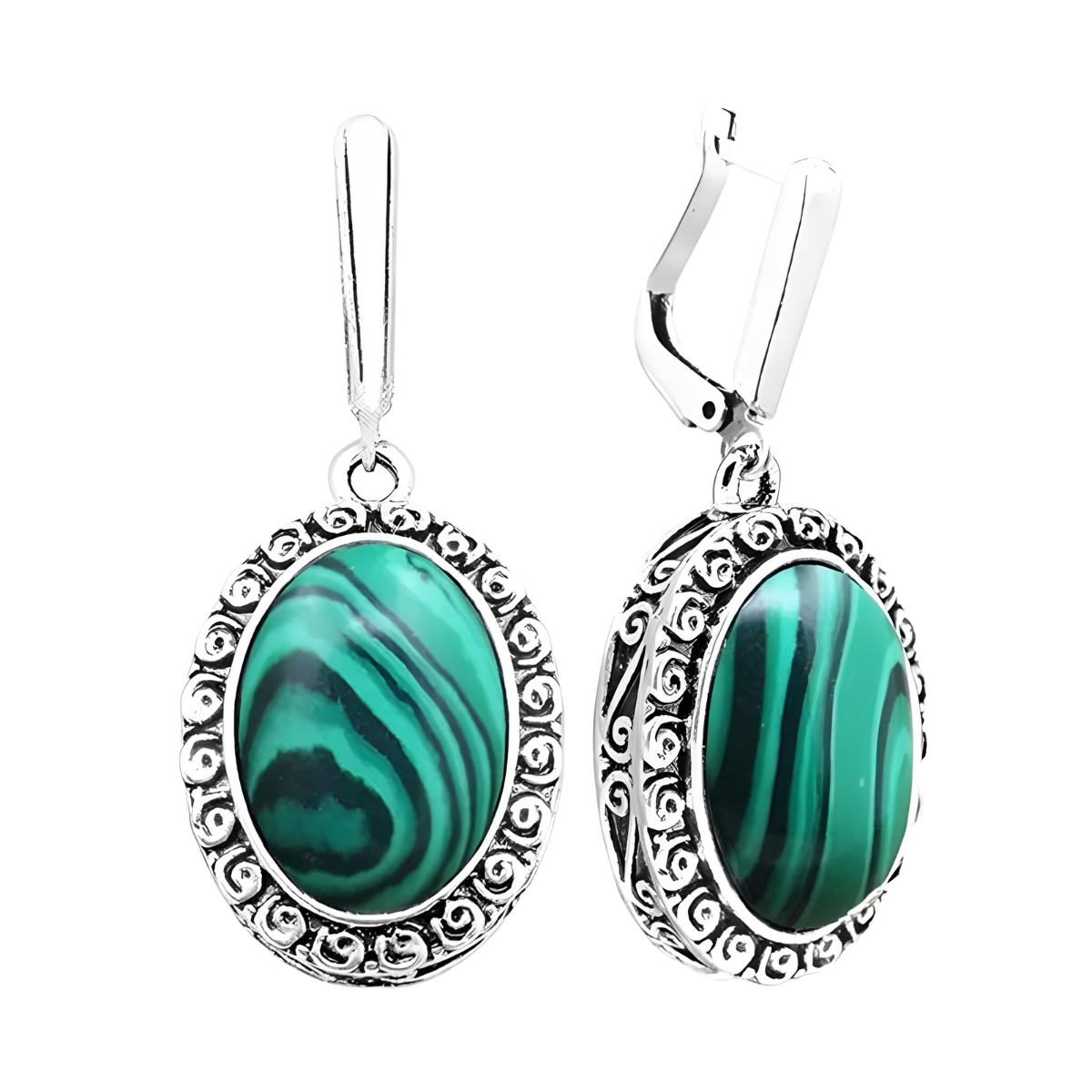 Boucles d’oreilles malachite avec pierre ovale verte marbrée sertie sur monture argentée ornée de motifs en spirale