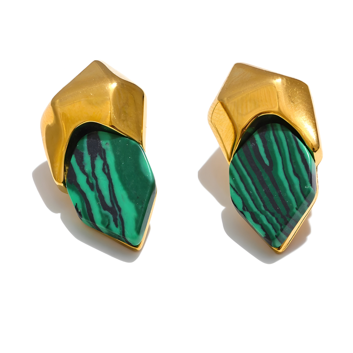 Boucles d’oreilles malachite avec pierre verte taillée en pointe irrégulière sertie sur monture dorée sculptée au design moderne