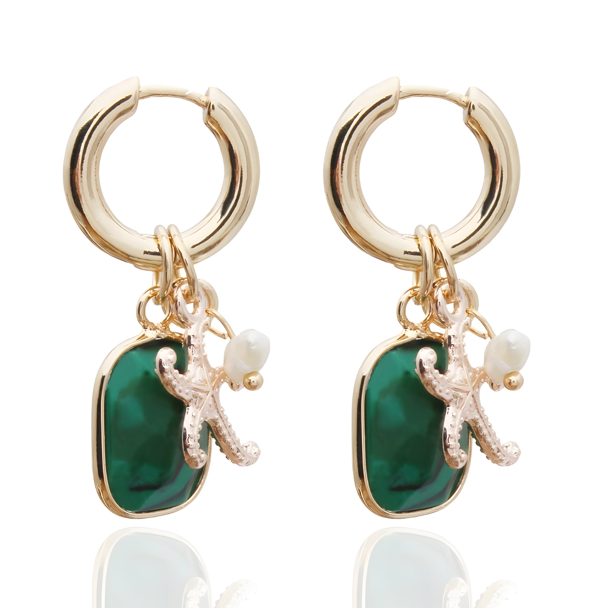 Boucles d’oreilles malachite avec pierre verte irrégulière, étoile de mer dorée et perle blanche suspendues à un anneau épais doré