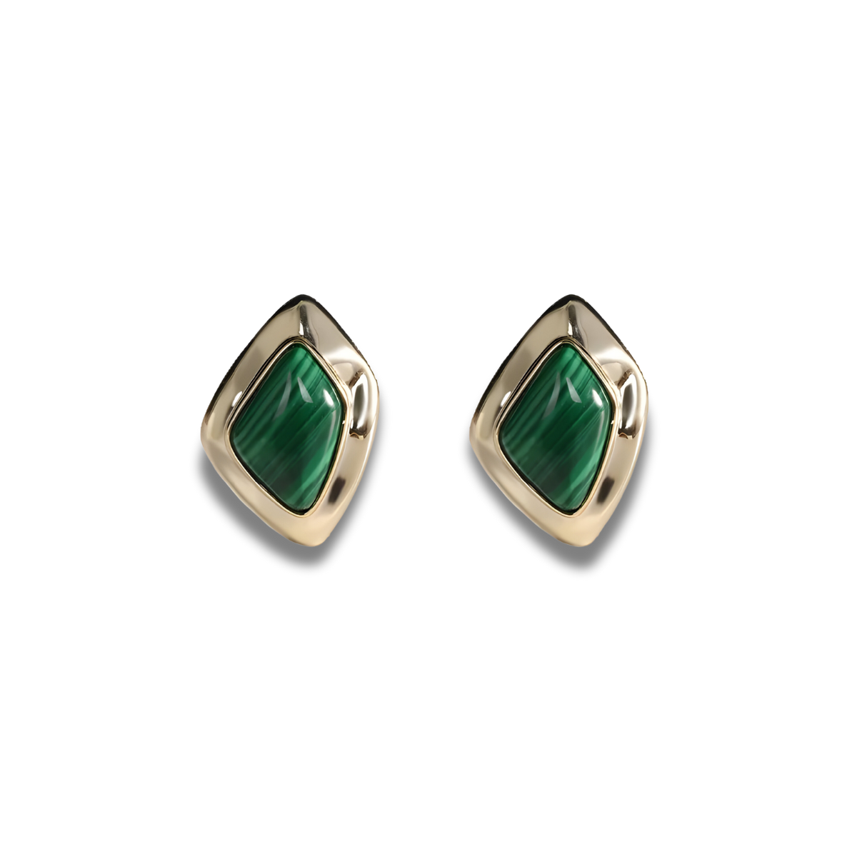 Boucles d’oreilles malachite avec pierre verte asymétrique à reflets rayés sertie dans une monture dorée en losange arrondi