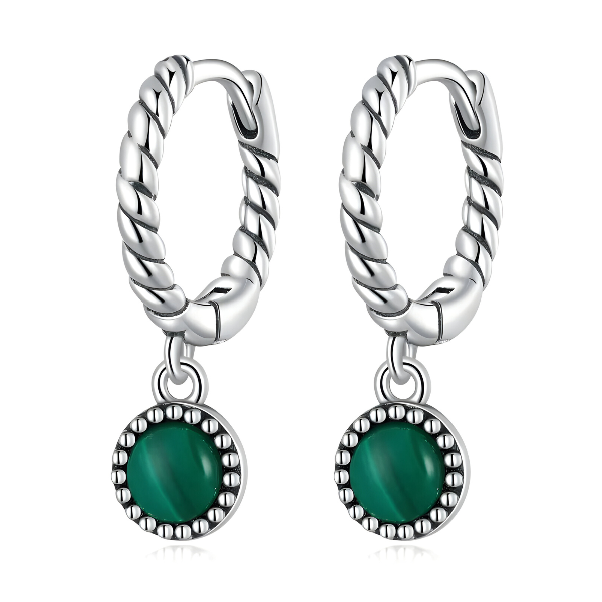 Boucles d’oreilles malachite avec pendentif rond vert cabochon bordé de perles métalliques suspendu à un anneau torsadé argenté