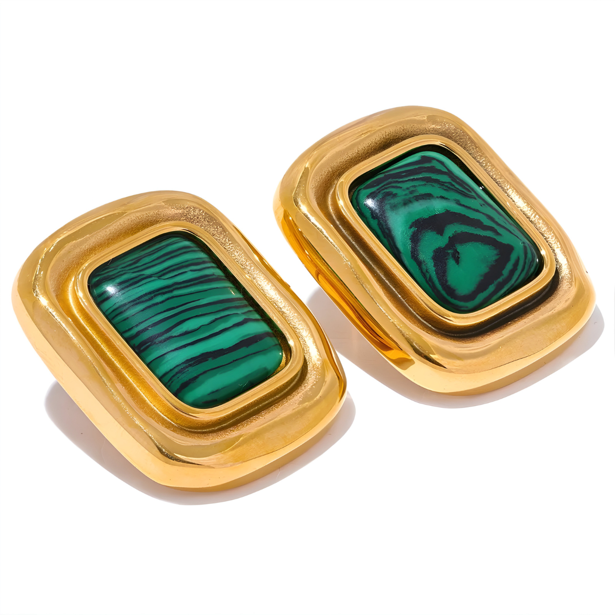 Boucles d’oreilles malachite avec pierre rectangulaire verte à motifs marbrés sertie sur large monture dorée rectangulaire bombée