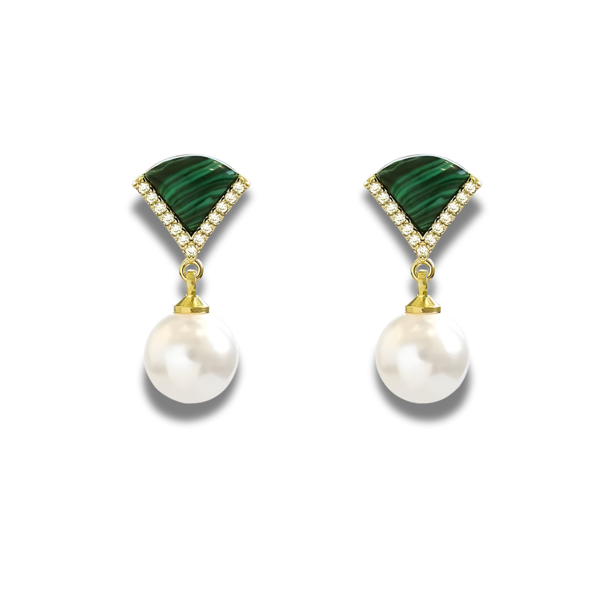 Boucles d’oreilles malachite avec pierre verte en éventail sertie de strass et perle blanche suspendue sur monture dorée
