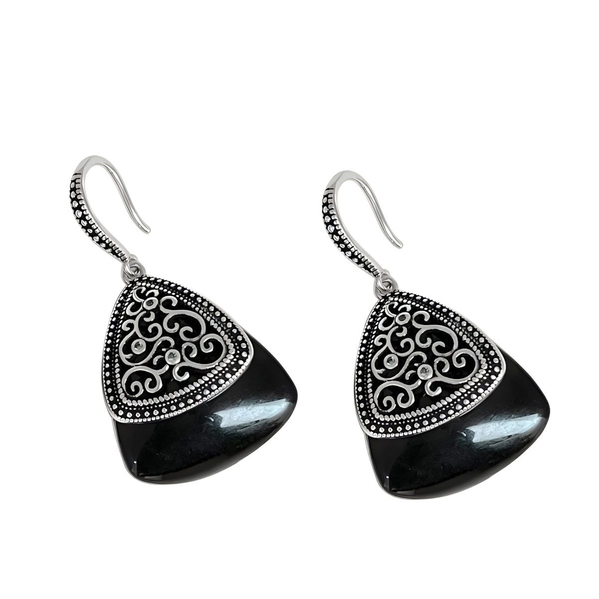 Boucles d’oreilles obsidienne pendantes avec pierre noire polie en forme de goutte sur monture argentée ajourée à motif arabesque