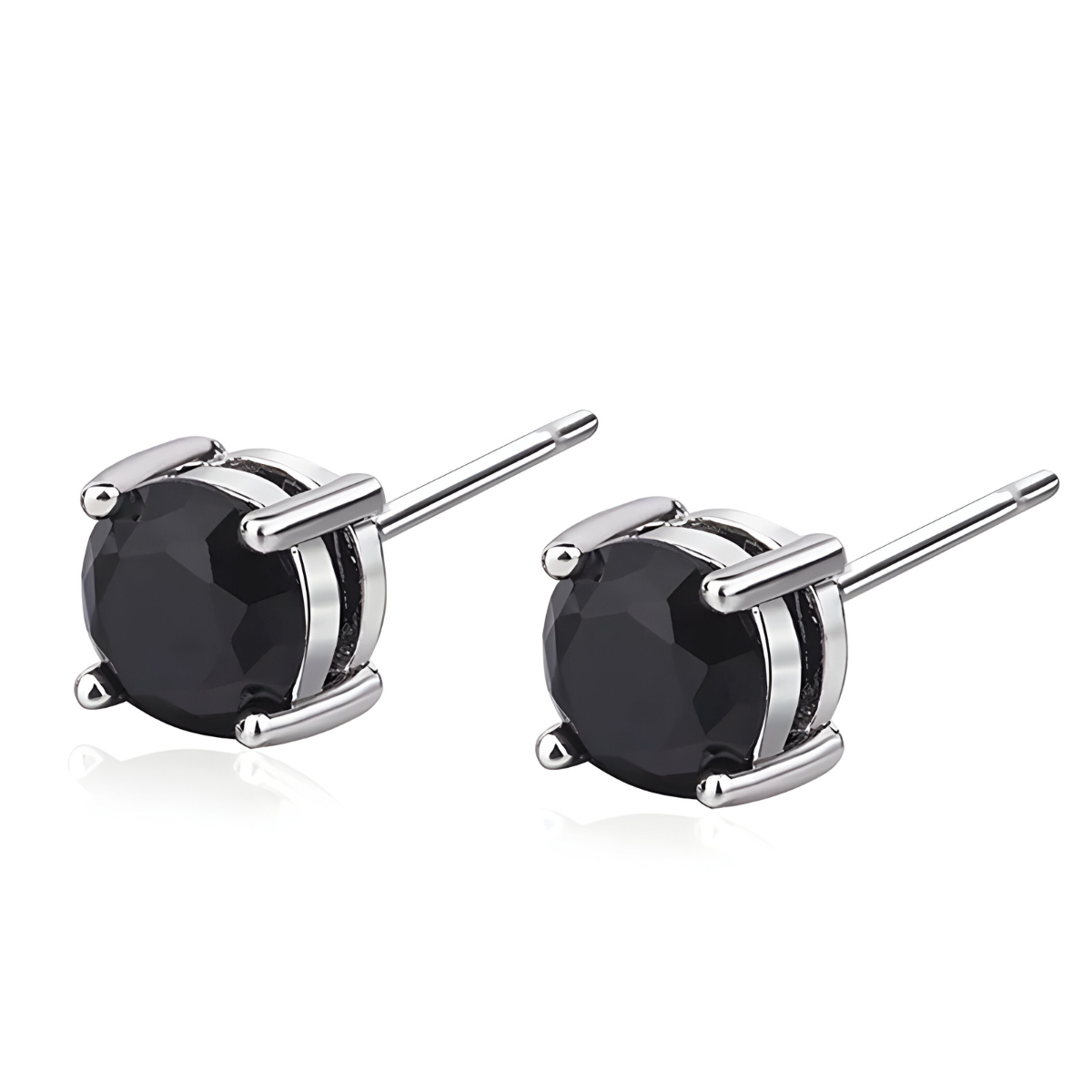 Boucles d’oreilles obsidienne avec pierre noire ronde facettée montée en clou sur une monture argentée à quatre griffes épaisses