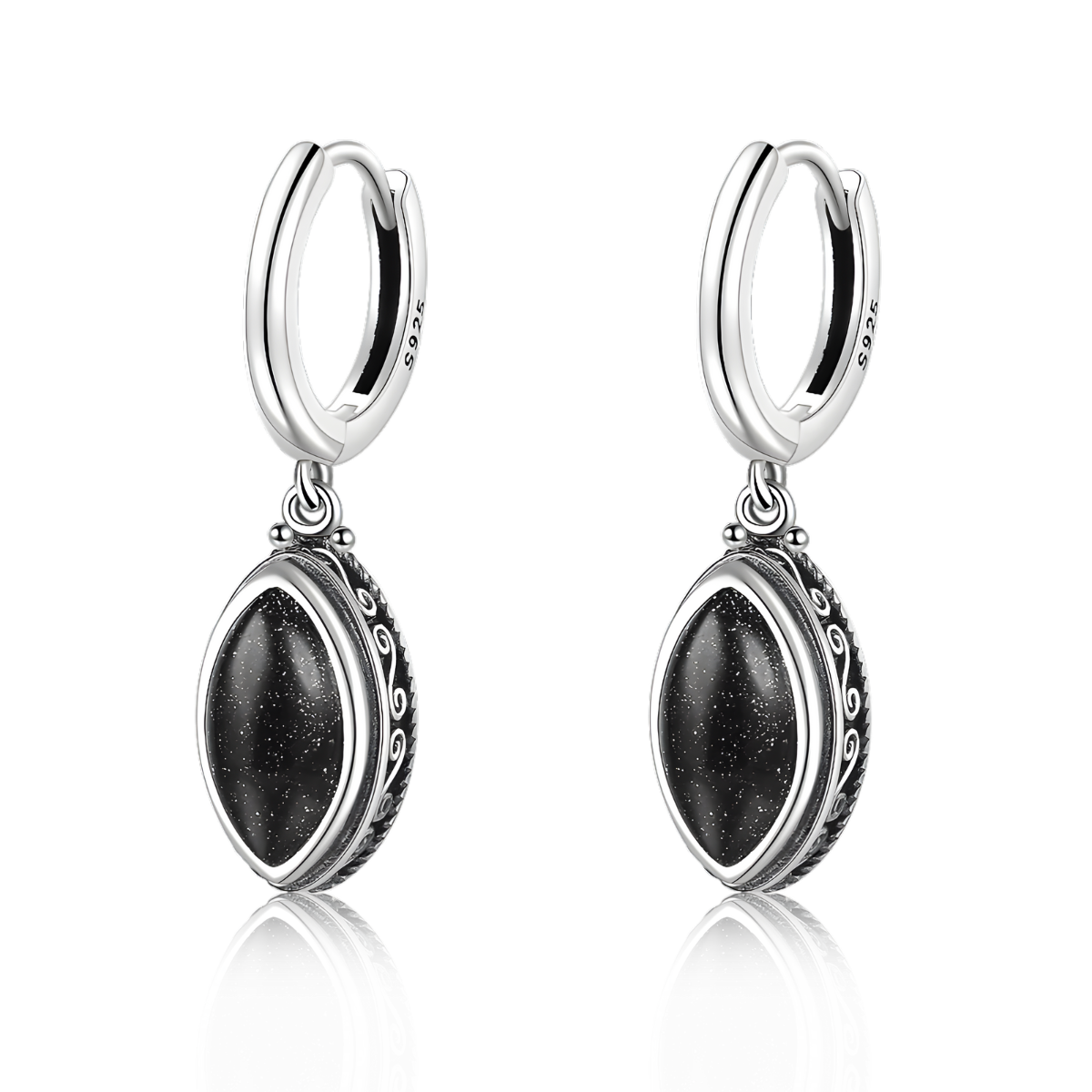 Boucles d’oreilles obsidienne pendantes avec pierre ovale noire pailletée sertie sur monture argentée ornée de motifs en relief