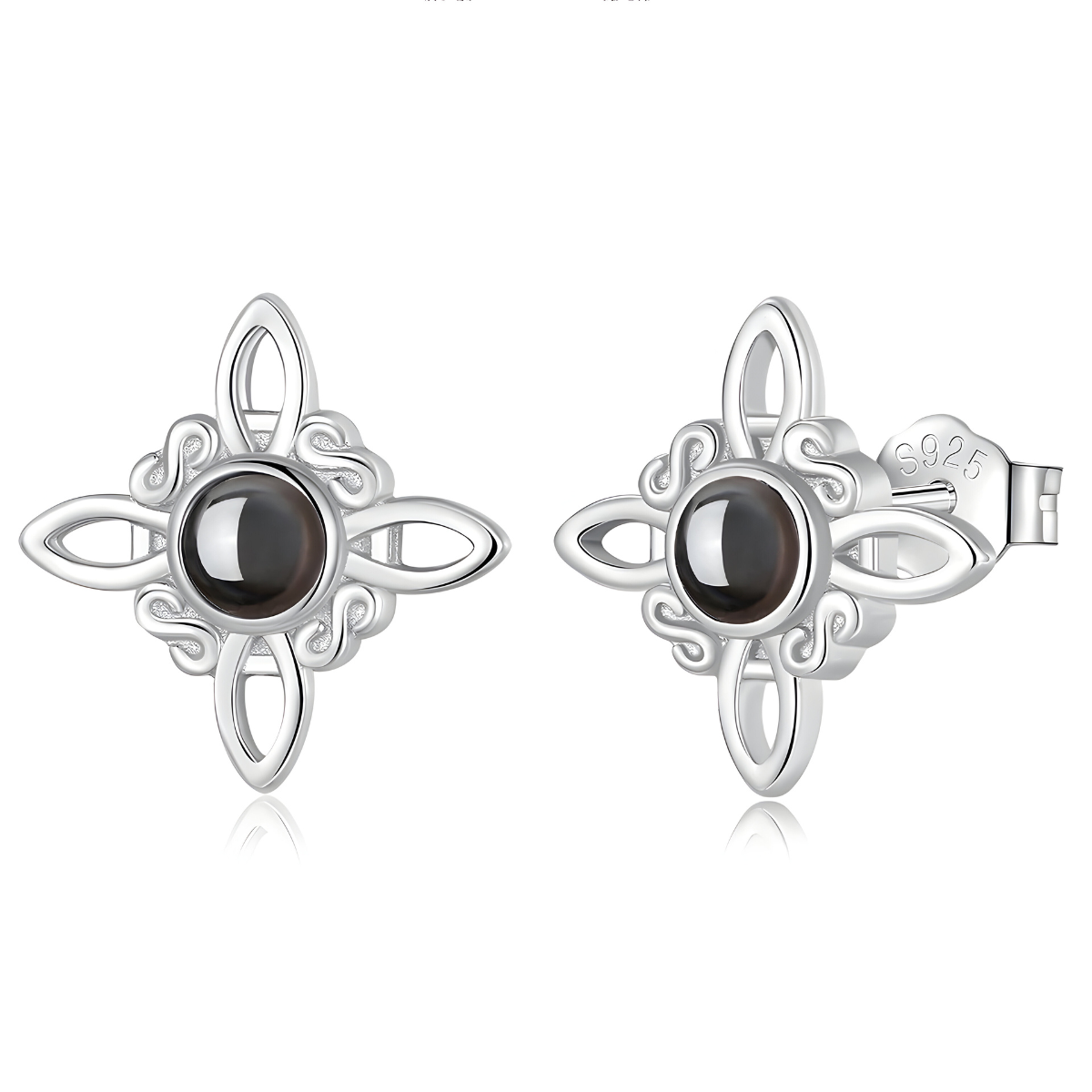 Boucles d’oreilles obsidienne avec pierre noire ronde cabochon au centre d’une monture argentée ajourée en forme de croix fleurie