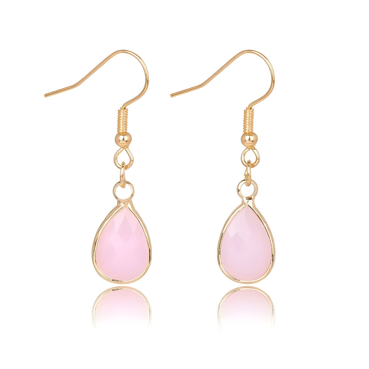 Boucles d’oreilles quartz rose avec pierre en forme de goutte facettée montée sur crochet doré à anneaux suspendus