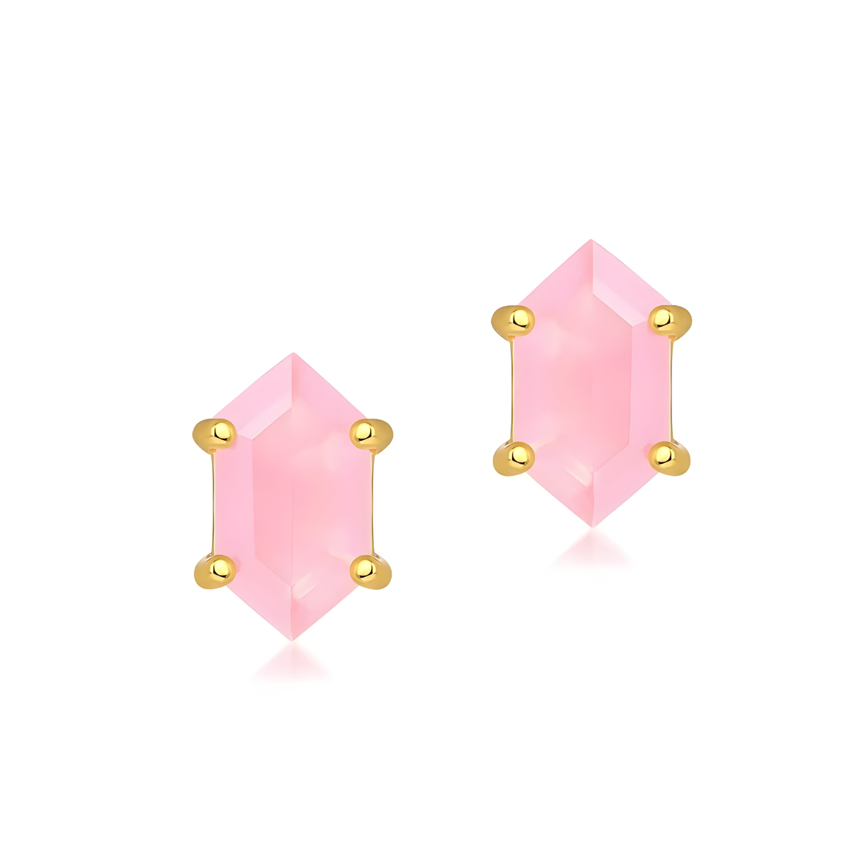 Boucles d’oreilles quartz rose avec pierre facettée en forme de losange allongé fixée par quatre griffes dorées