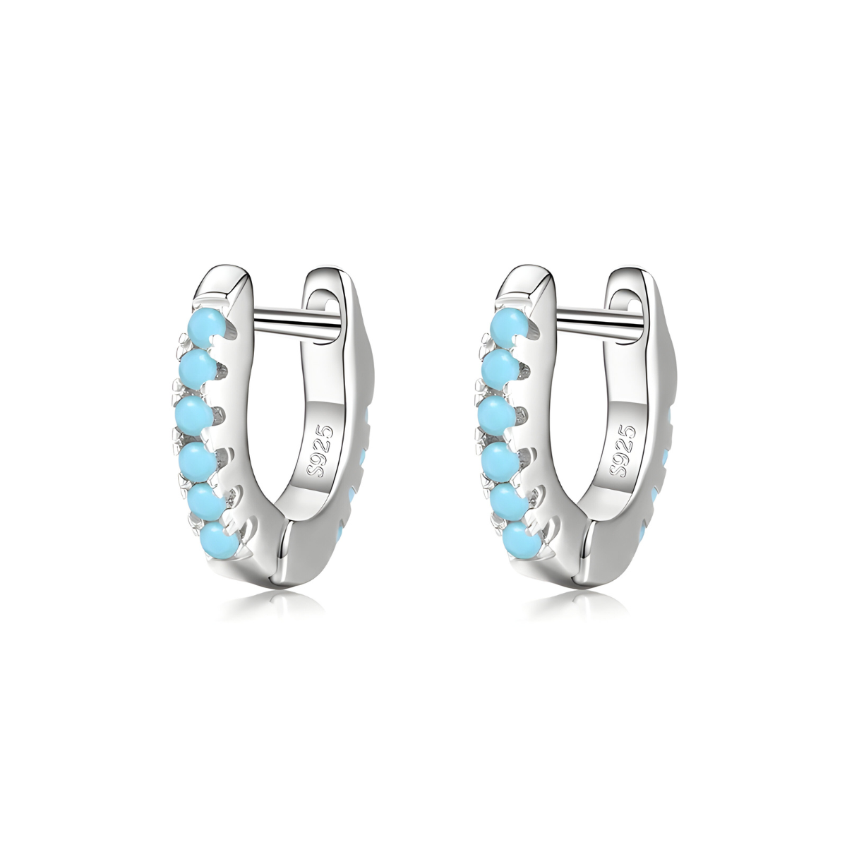 Boucles d’oreilles Turquoise croissant de lune en métal argenté orné de petites perles turquoise naturelles serties sur une monture texturée