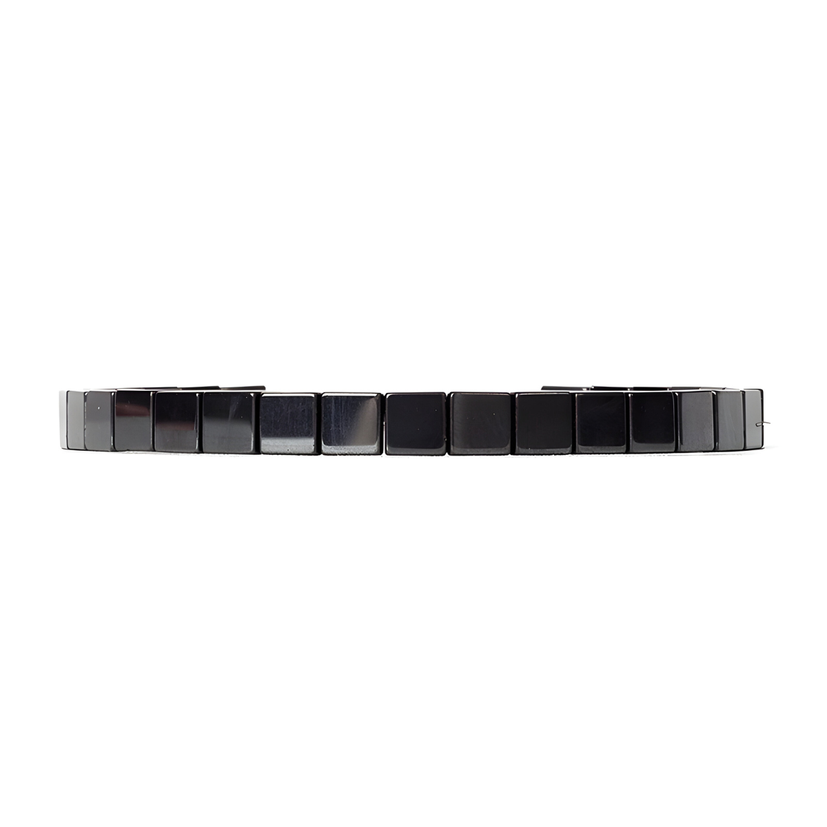 bracelet hématite avec perles carrées plates noir métallique montées sur un fil élastique discret