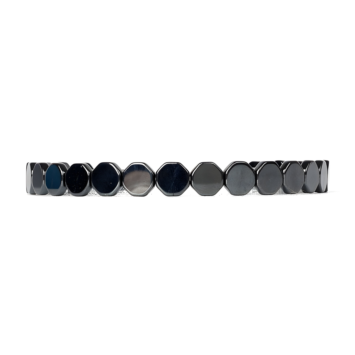 bracelet hématite composé de perles plates octogonales gris foncé brillant montées sur un fil élastique discret et ajusté