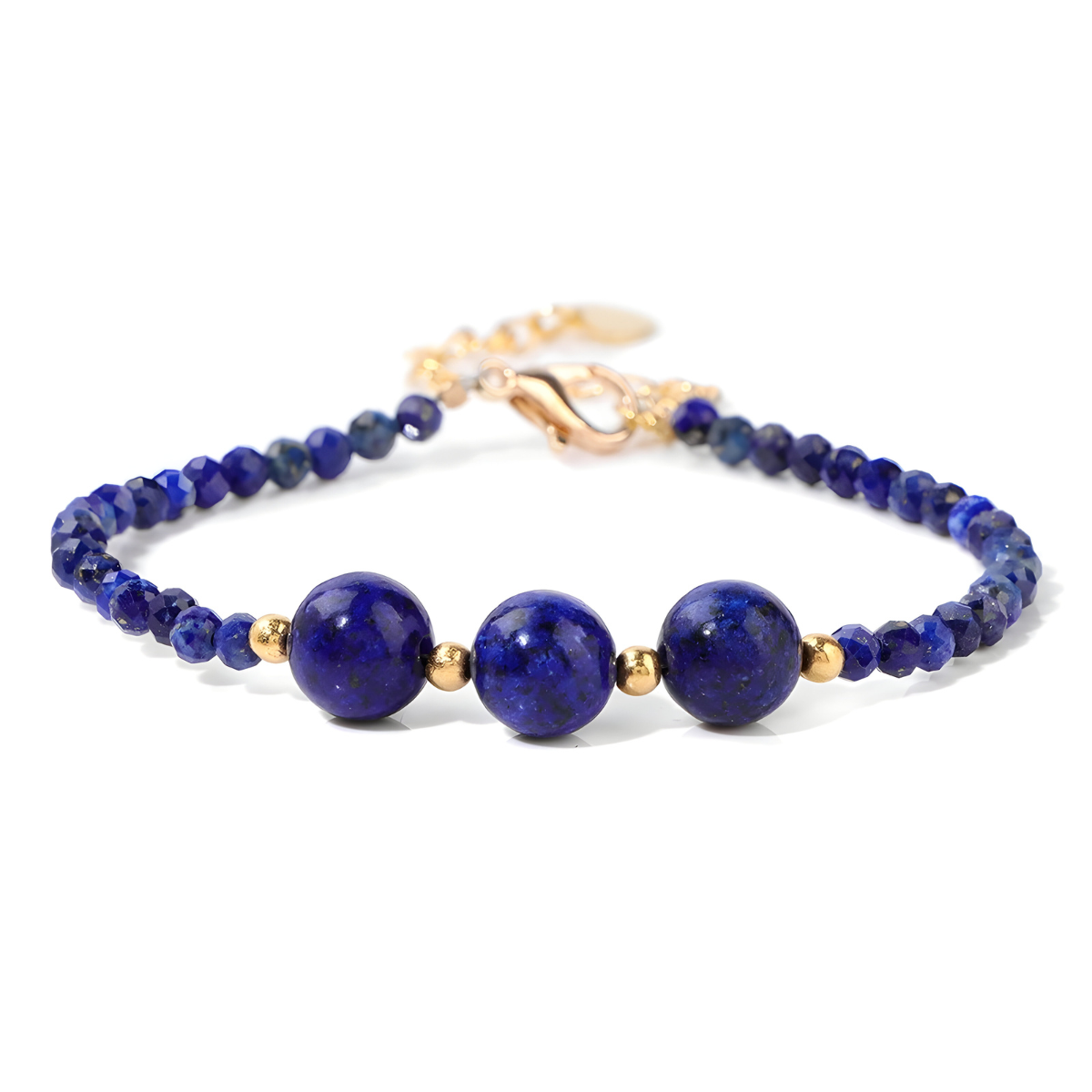 bracelet lapis lazuli avec perles facettées bleues et trois perles rondes centrées séparées par de petites perles dorées et fermoir doré
