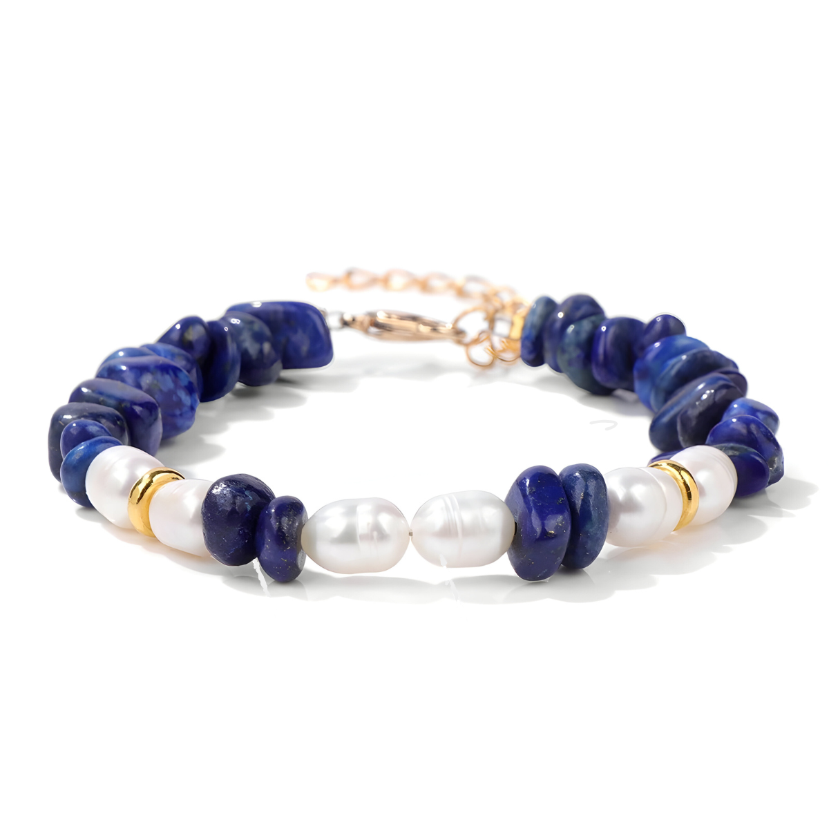 bracelet lapis lazuli avec éclats bleus irréguliers, perles blanches nacrées et anneaux dorés montés sur fermoir ajustable doré