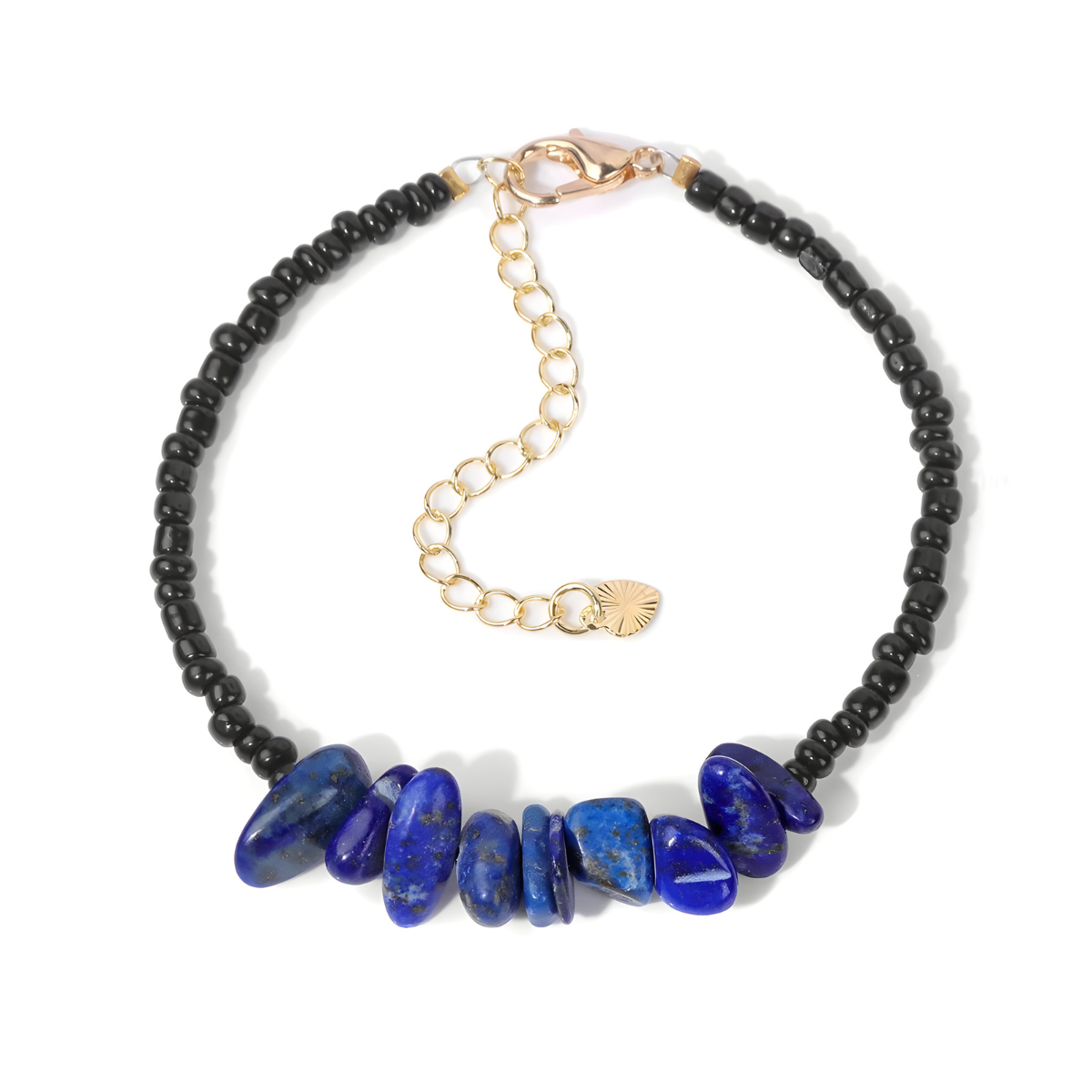 bracelet lapis lazuli avec éclats bleus bruts, perles noires lisses et fermoir doré à chaînette réglable avec pampille gravée