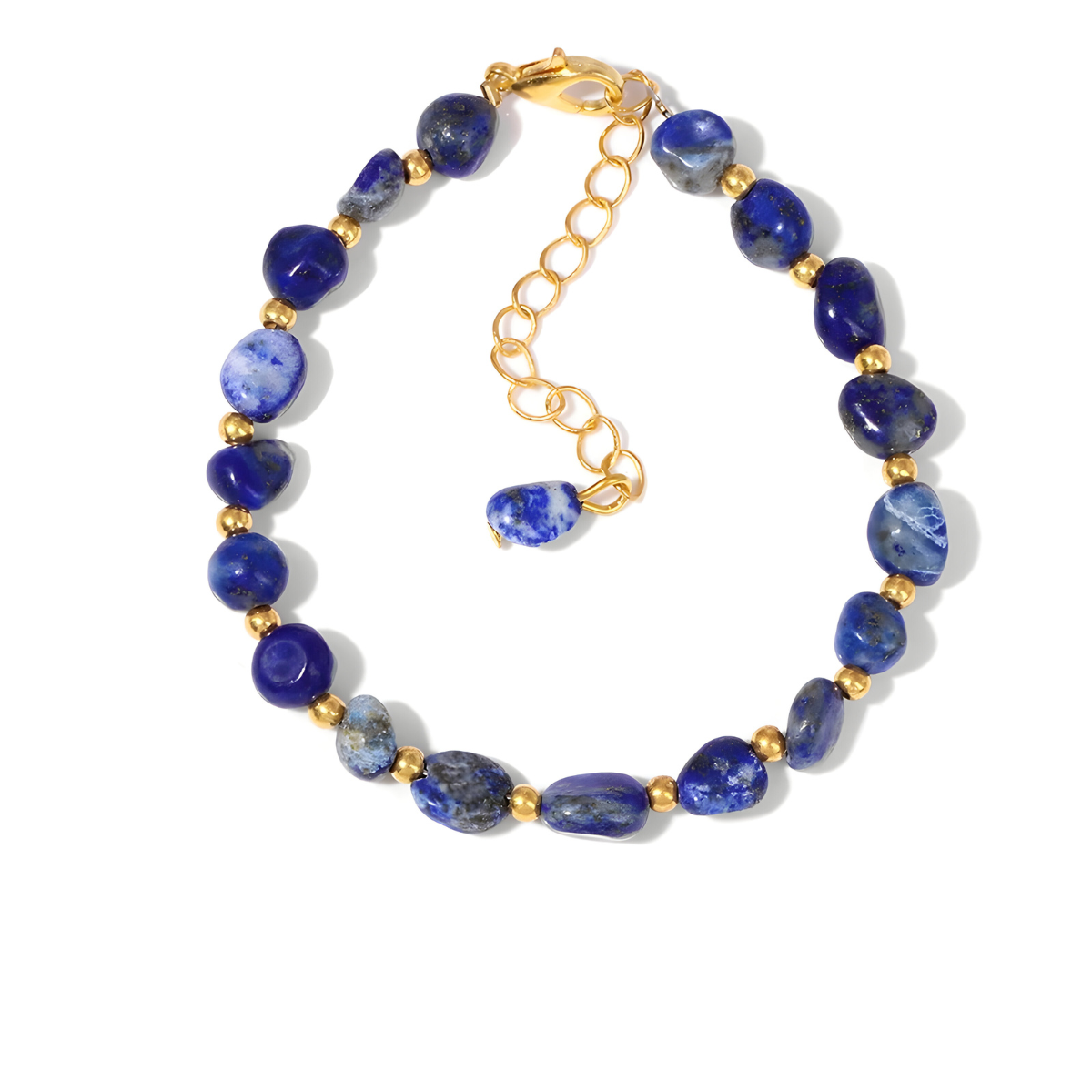 bracelet lapis lazuli or avec pierres bleues polies irrégulières séparées par de petites perles dorées et fermoir à chaînette réglable