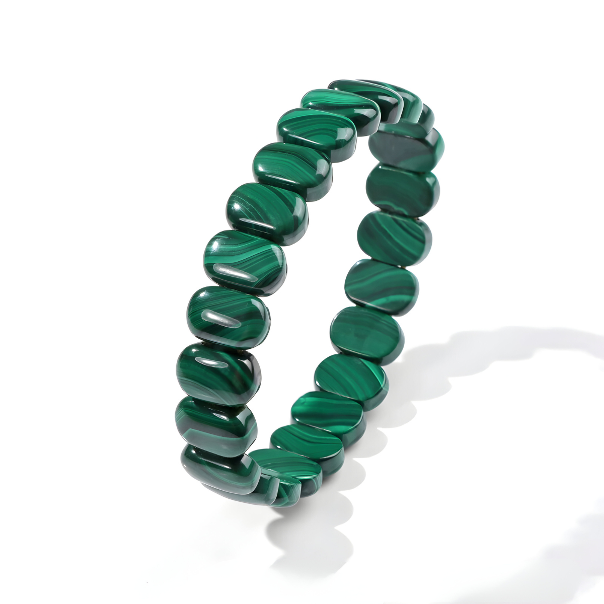 bracelet malachite vert composé de perles ovales plates aux motifs veinés verts montées sur un fil élastique extensible