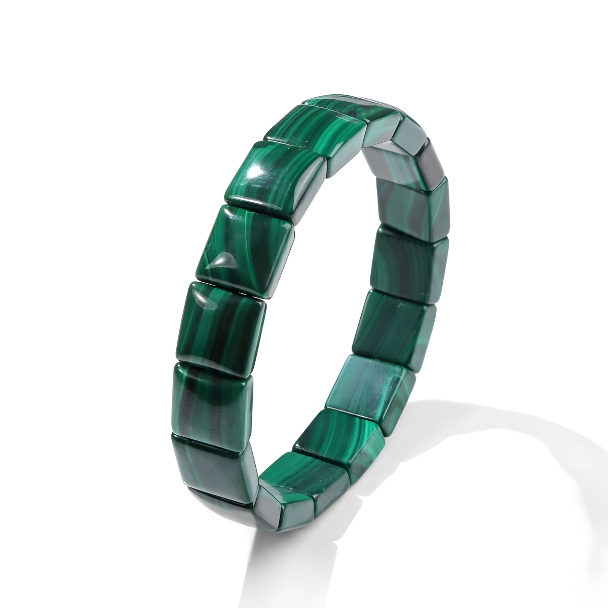 bracelet malachite véritable formé de perles carrées bombées aux stries vertes montées sur un élastique invisible ajusté