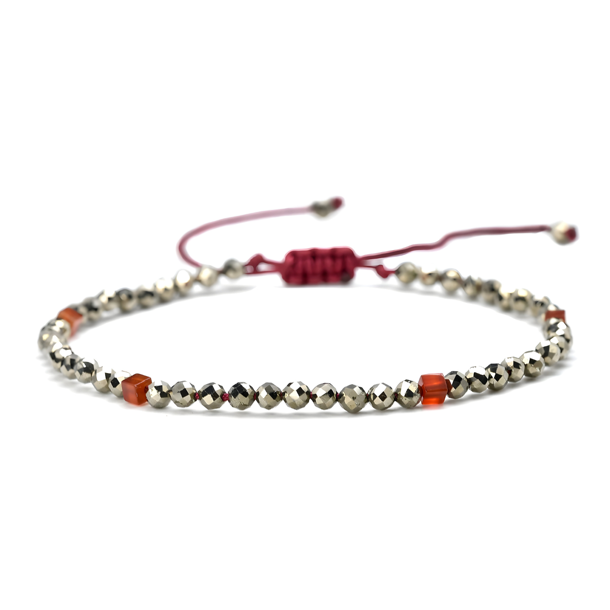 bracelet pyrite fin composé de petites perles dorées facettées avec séparateurs cubiques orange et cordon rouge à fermoir coulissant