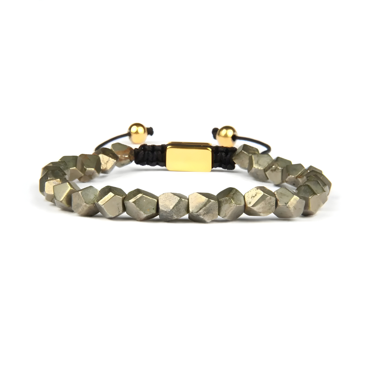 bracelet pyrite composé de perles brutes dorées taillées en facettes et d’un fermoir coulissant noir orné d’une pièce dorée rectangulaire
