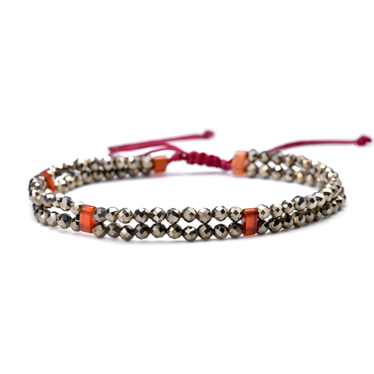 bracelet pyrite formé de deux rangées de perles dorées facettées avec détails en perles cubiques orange et lien de serrage rouge