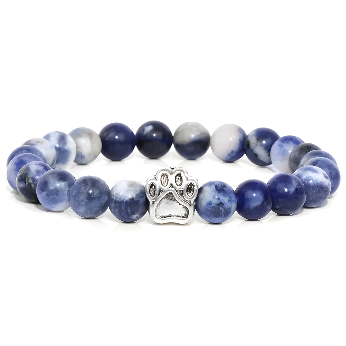 bracelet sodalite composé de perles rondes bleu foncé marbrées et d’un pendentif argenté en forme d’empreinte de patte au centre
