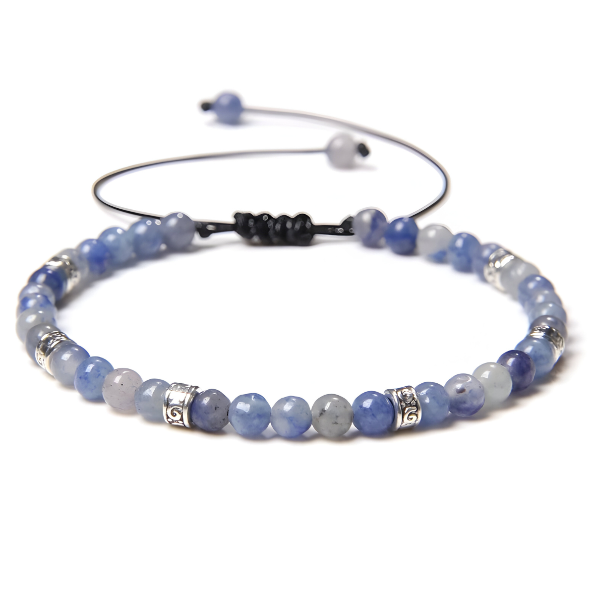 bracelet sodalite réglable avec petites perles bleu clair et intercalaires argentés gravés montés sur un cordon noir avec nœud coulissant