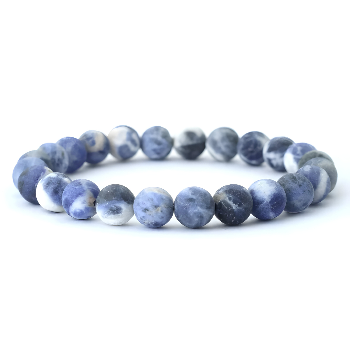 bracelet sodalite composé de perles rondes bleu foncé et blanc nuageux avec effet mat et montées en cercle sur un fil élastique