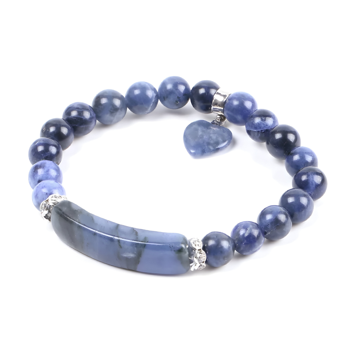 bracelet sodalite composé de perles rondes bleu foncé, d’une pierre allongée centrale et d’un petit pendentif cœur en pierre assortie