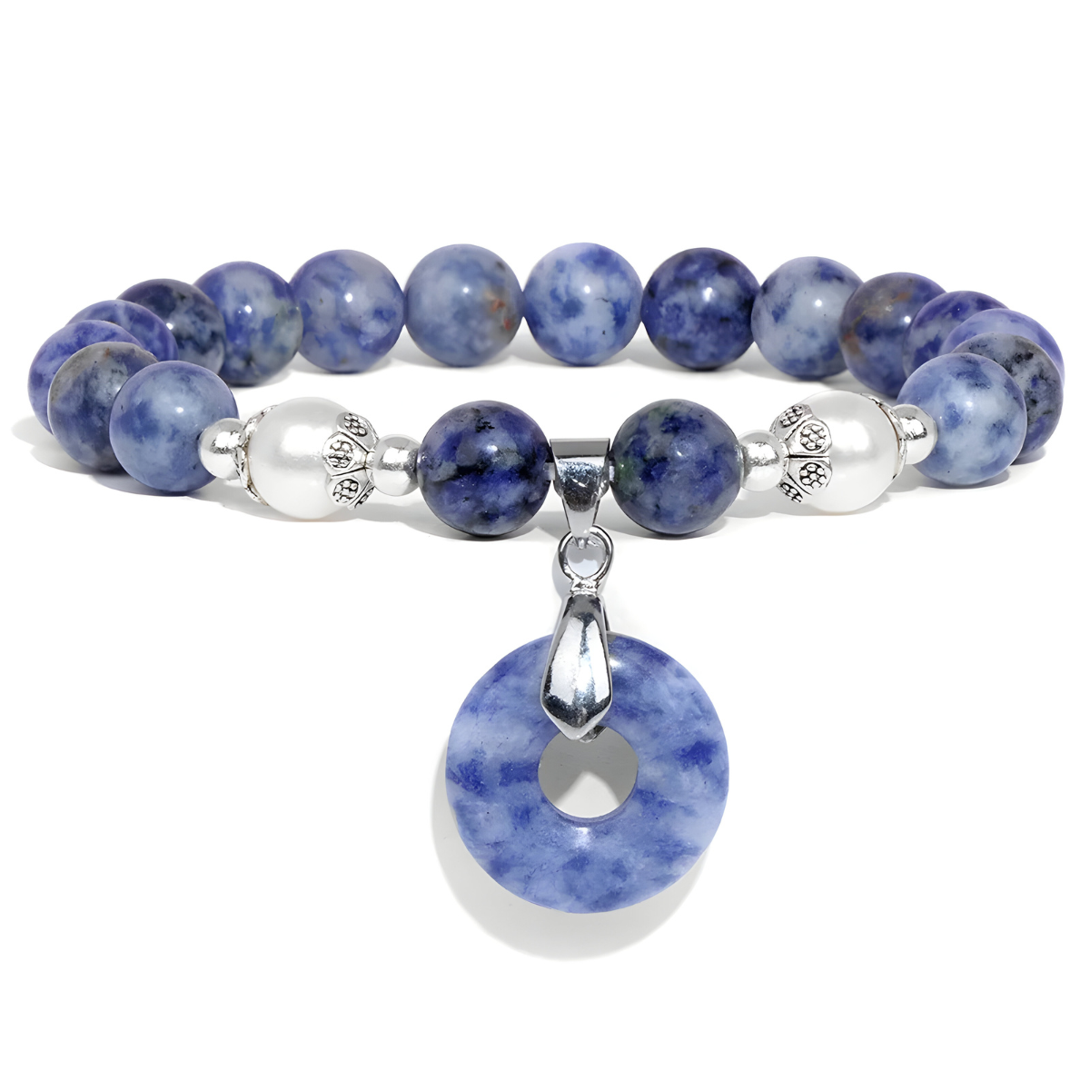 bracelet sodalite composé de perles bleu marbré avec deux perles blanches et un pendentif central rond en pierre suspendu par une attache argentée