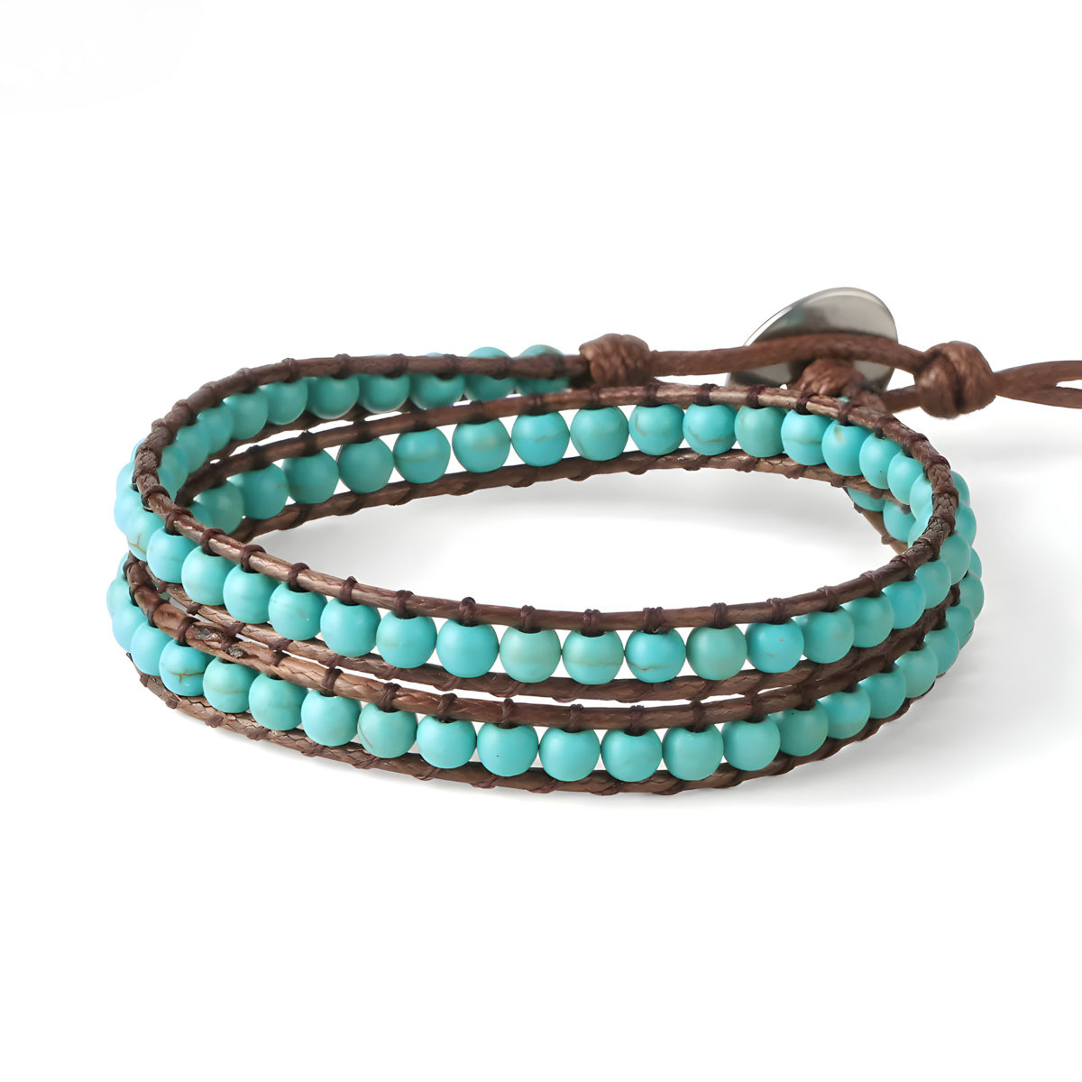 bracelet turquoise africaine avec perles bleu clair montées sur un cordon marron tressé enroulé trois fois autour du poignet