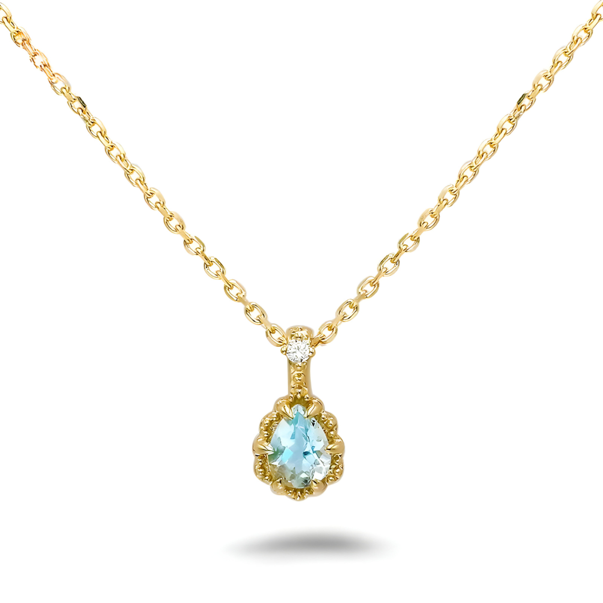 Collier Aigue Marine pendentif goutte en pierre naturelle aigue‑marine bleu clair facettée, sertie quatre griffes sur monture argentée avec bélière ornée de zircons