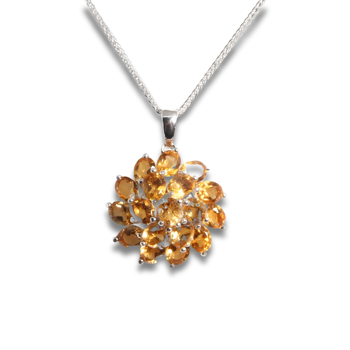 Une chaîne fine argentée supporte un pendentif formé d’un assemblage de perles ovales en citrine naturelle facettée disposées en motif floral, collier Citrine