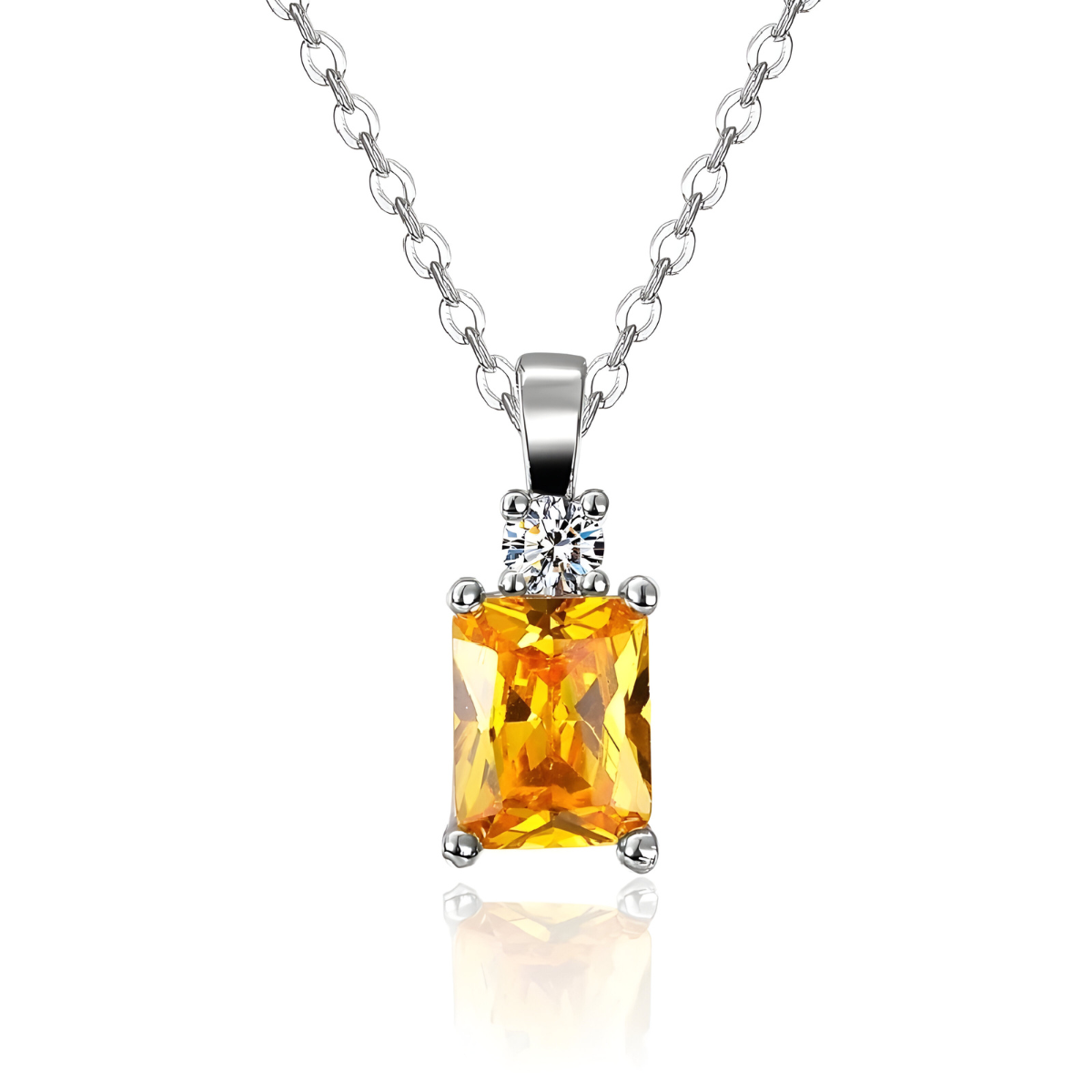 Une chaîne argentée porte un pendentif rectangle en pierre naturelle de citrine facettée surmonté d’un petit zircon blanc, collier Citrine en argent