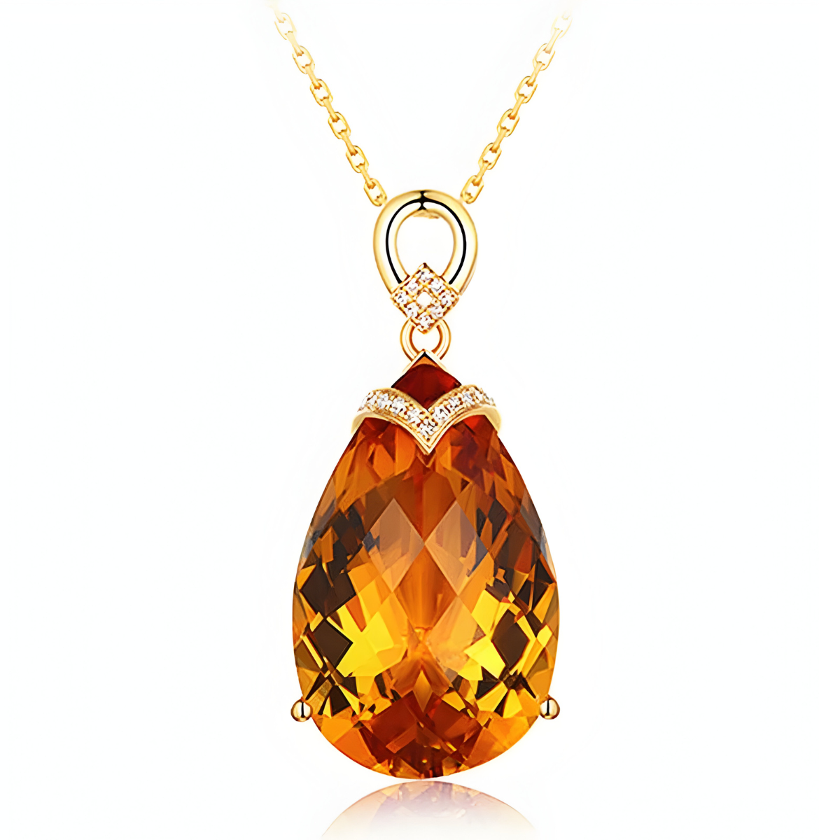 Vue frontale d’un pendentif goutte en citrine naturelle facettée, collier Citrine serti dans un motif en V orné de zircons sur une chaîne fine
