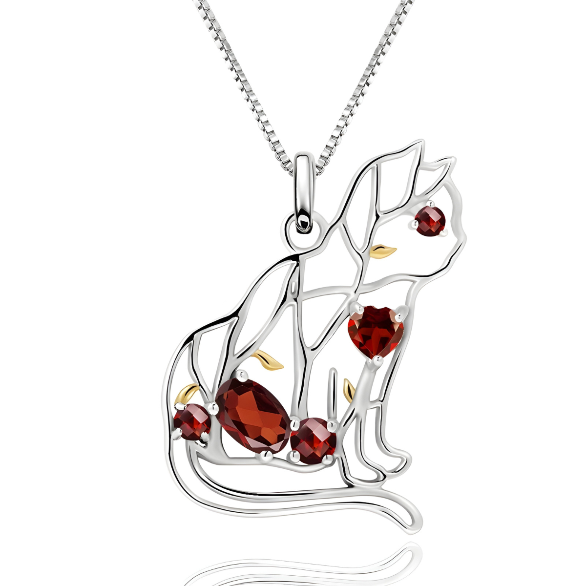 Un collier Grenat en argent, avec un pendentif en forme de chat ajouré et orné de plusieurs pierres rouges étincelantes