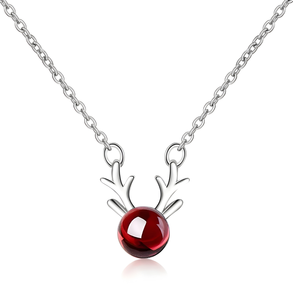 Un collier Grenat en argent, avec un pendentif orné de bois de cerf et d’une pierre rouge ronde