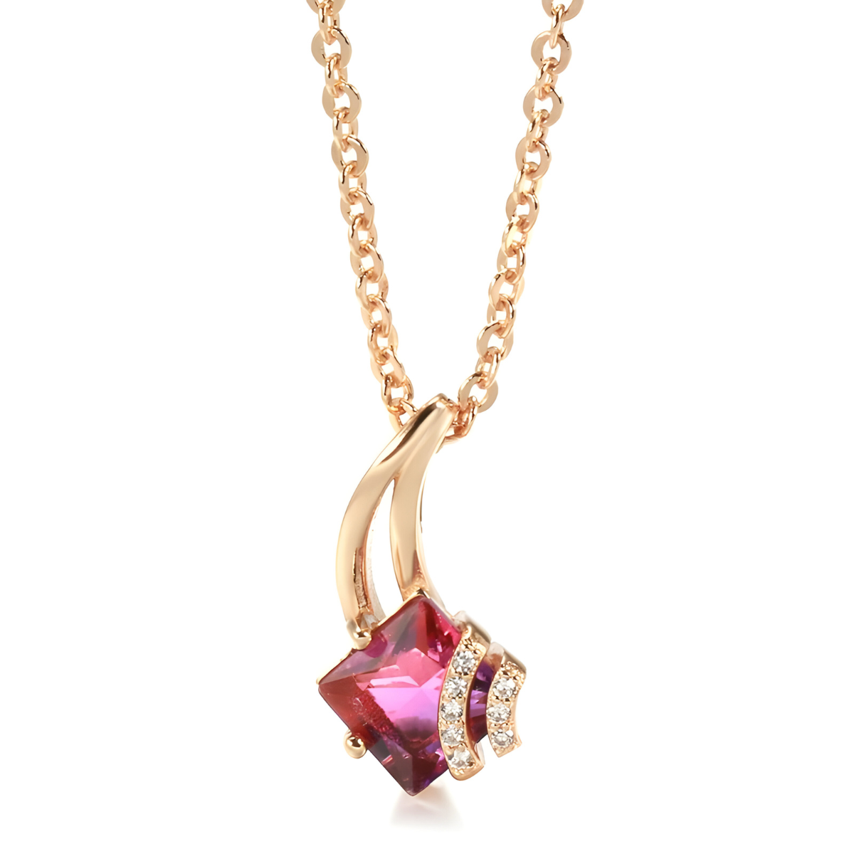 Une fine chaîne dorée supporte un pendentif carré en pierre naturelle de grenat rouge serti dans un motif doré, collier Grenat orné de strass