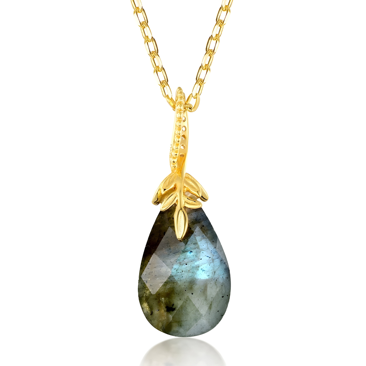 Une fine chaîne dorée porte un pendentif goutte en pierre naturelle de labradorite facettée, formant un collier Labradorite Or avec fermoir discret
