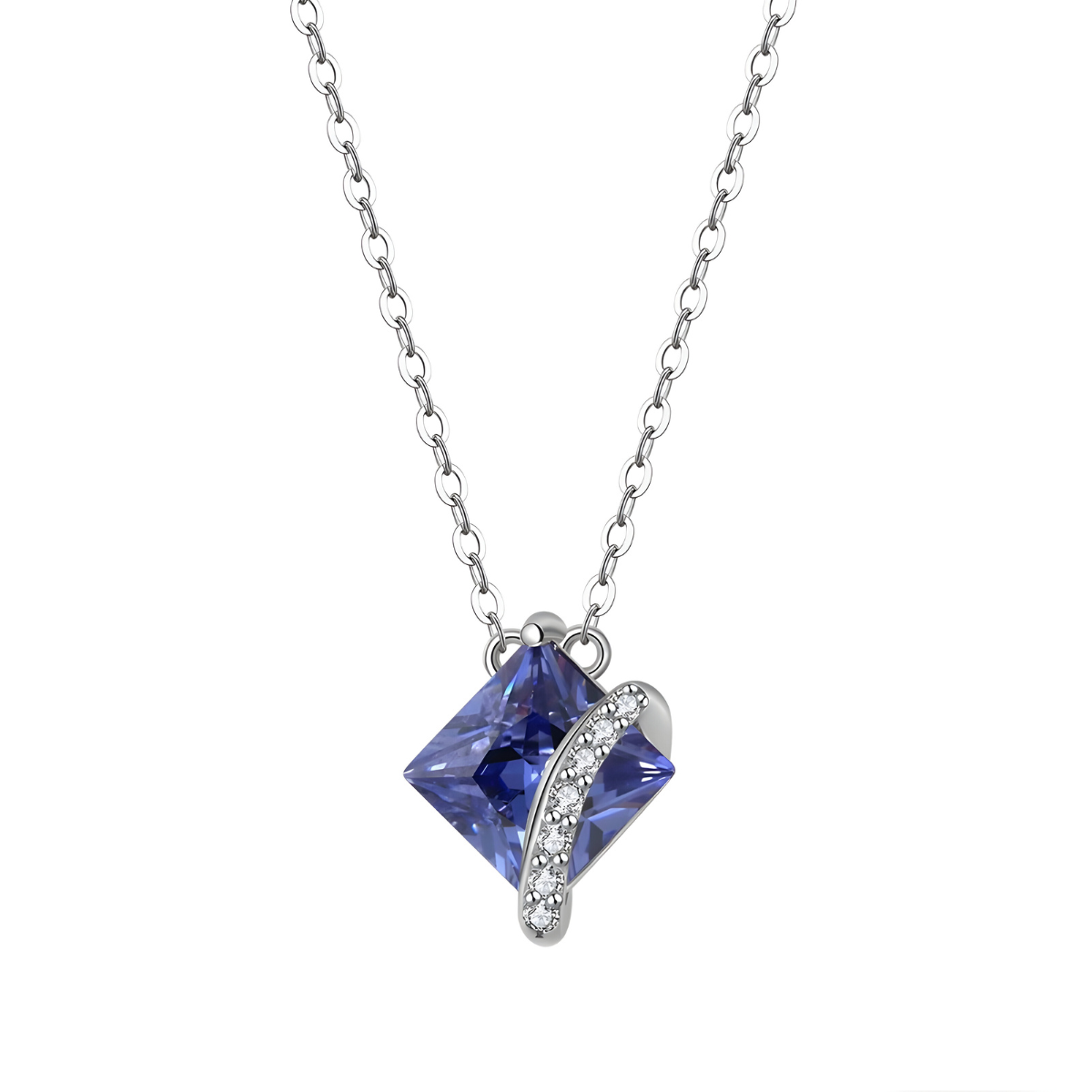 Collier Lapis Lazuli Argent pendentif carré bleu profond incliné serti d’un arc de petits cristaux sur monture argentée, suspendu à une fine chaîne argentée