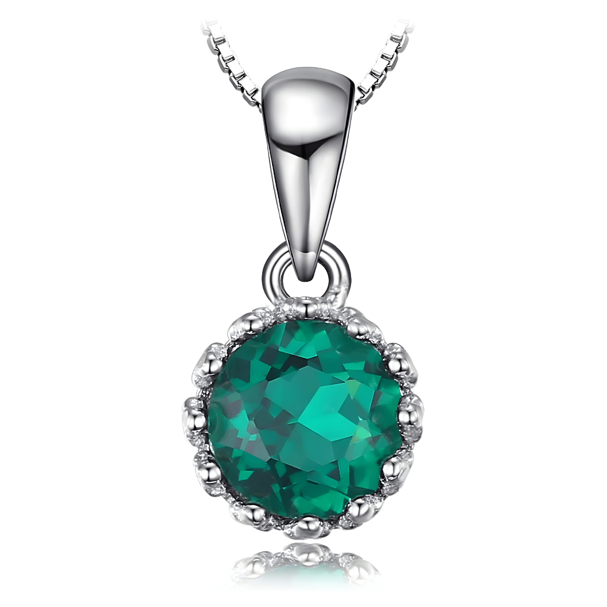 Pendentif rond serti d'une pierre verte facettée, entourée de griffes argentées et suspendue à une bélière lisse