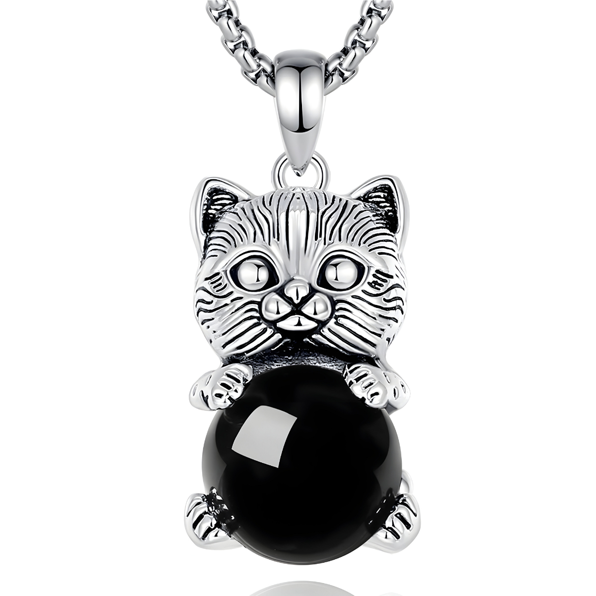 Collier obsidienne avec pendentif chat argenté tenant une sphère noire lisse entre ses pattes, yeux grands ouverts et museau détaillé