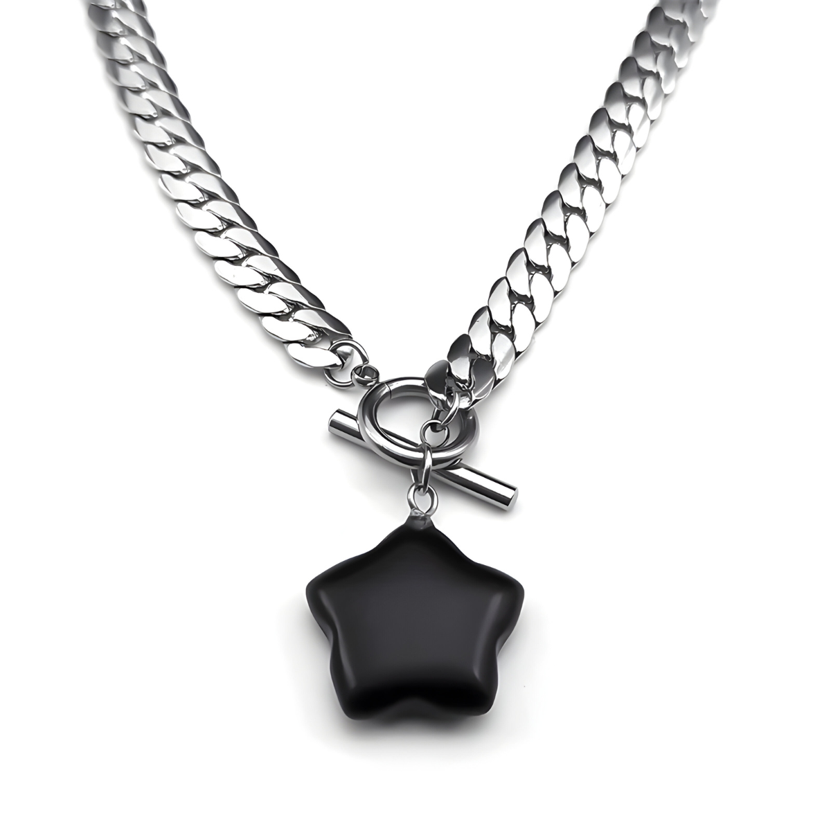 Chaîne à maillons plats avec fermoir toggle, ornée d’une étoile noire en obsidienne taillée et suspendue au centre du collier