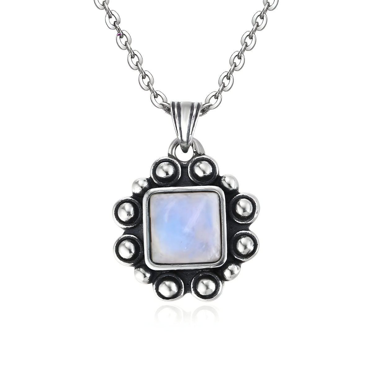 Un collier Pierre de Lune Véritable en argent, avec un pendentif carré orné de petites billes métalliques et d’une pierre de lune aux reflets bleutés