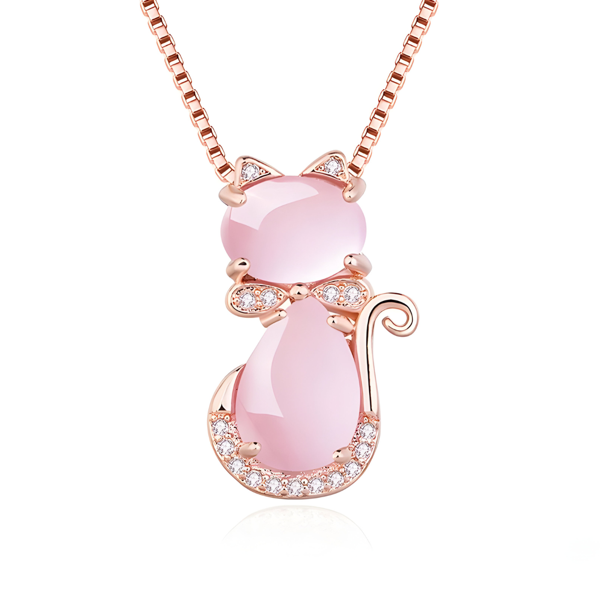 Un Collier Quartz en or rose, avec un pendentif en forme de chat orné de pierres roses polies et de petits cristaux