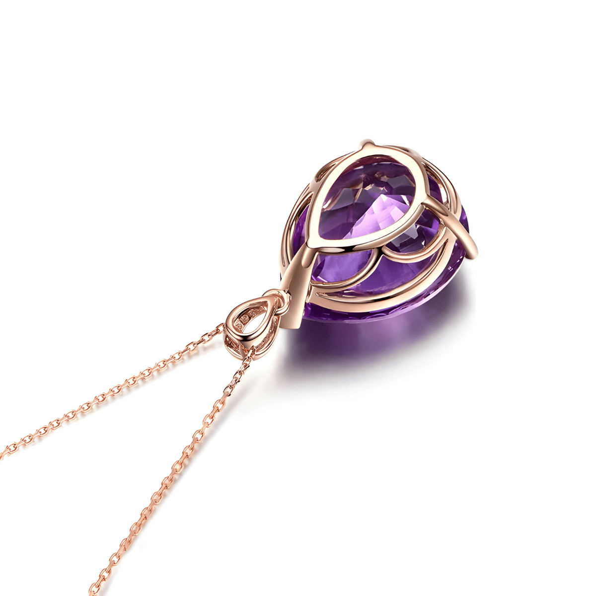 Collier améthyste or rose avec pendentif goutte facettée en pierre violette monté sur monture ajourée élégante