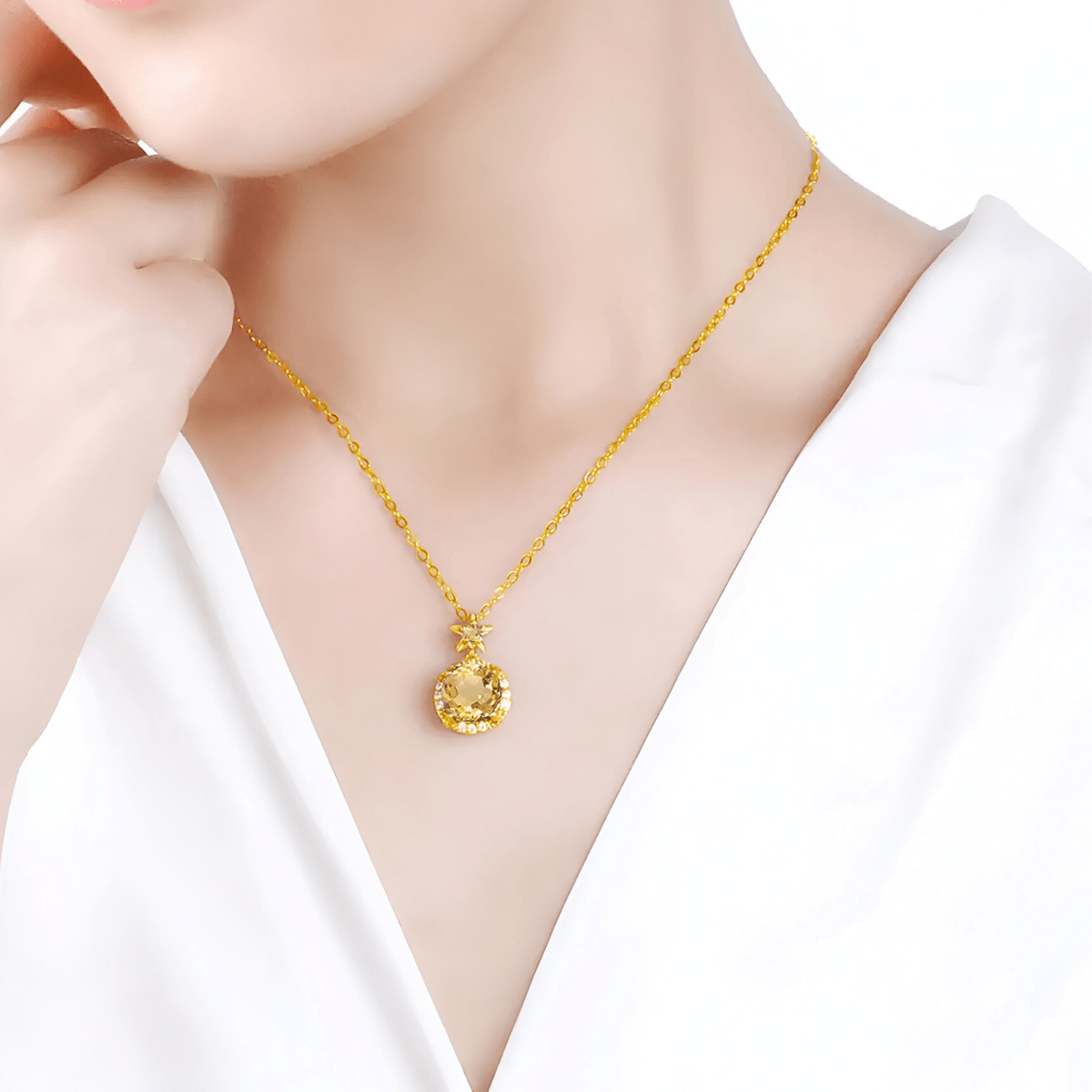 Collier citrine doré avec pendentif rond serti de pierres jaunes étincelantes
