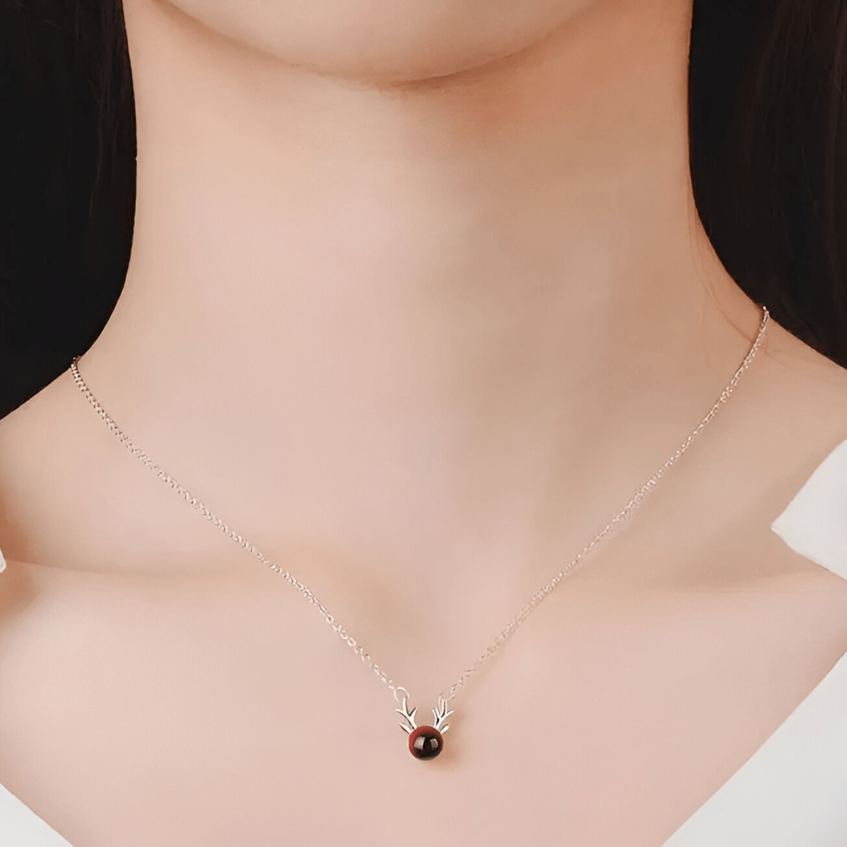 Collier grenat avec pendentif boule rouge monté sur des bois de cerf argentés